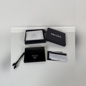 PRADA 普拉達(dá) 女士兩折短夾，型號1M0204，黑色油臘牛皮，長度11.2高