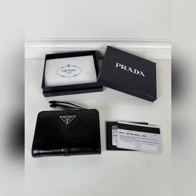 PRADA 普拉達(dá) 黑色油臘牛皮制作短夾，型號1ML018，按扣開合設(shè)計，內(nèi)設(shè)9