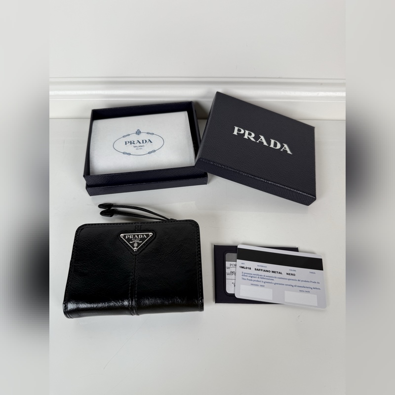 PRADA 普拉達 黑色油臘牛皮制作短夾，型號1ML018，按扣開合設計，內設9