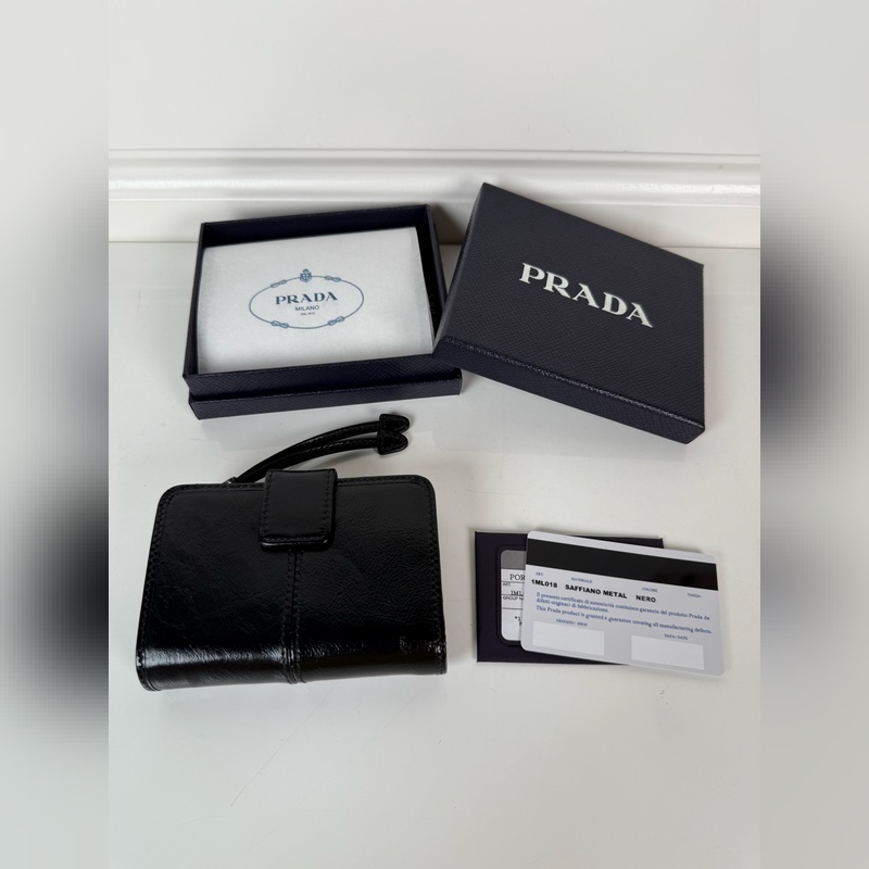 PRADA 普拉達 黑色油臘牛皮制作短夾，型號1ML018，按扣開合設計，內設9