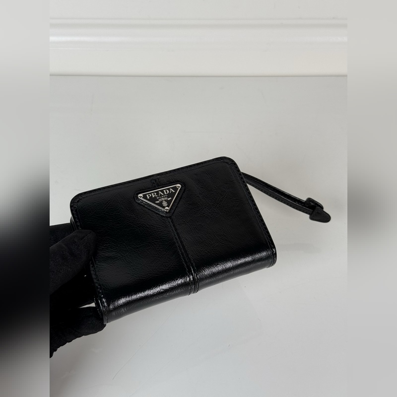 PRADA 普拉達 黑色油臘牛皮制作短夾，型號1ML018，按扣開合設計，內設9