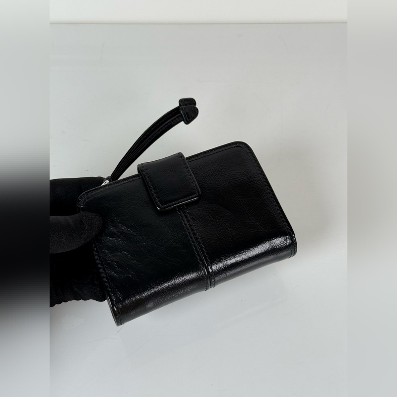 PRADA 普拉達 黑色油臘牛皮制作短夾，型號1ML018，按扣開合設計，內設9