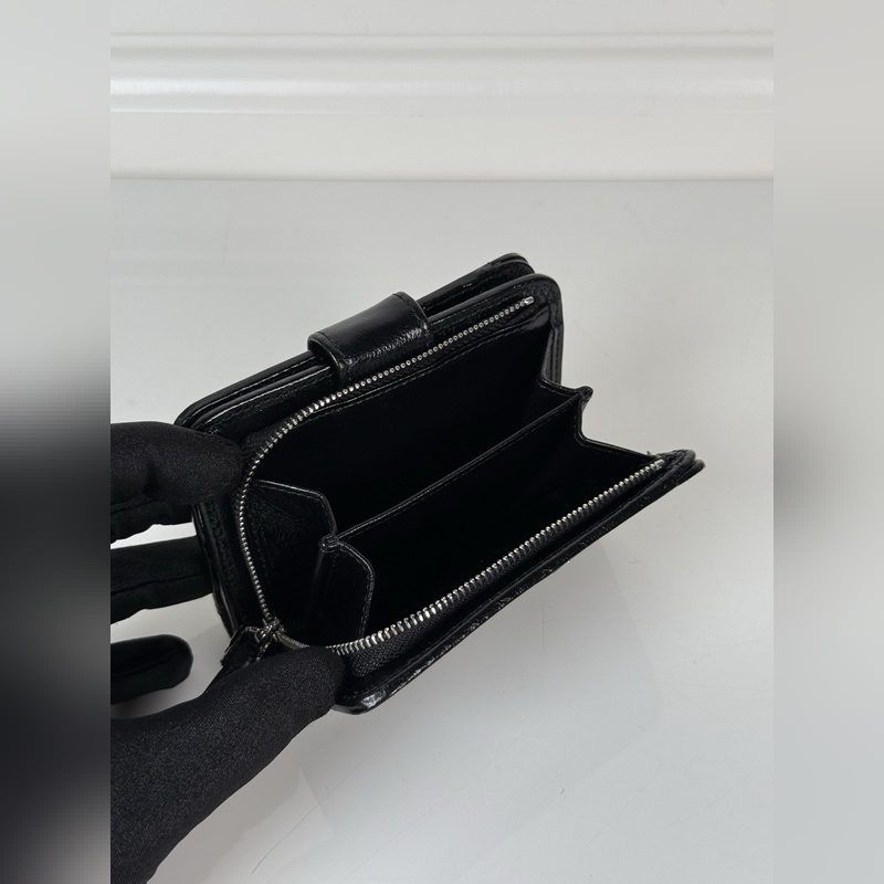 PRADA 普拉達 黑色油臘牛皮制作短夾，型號1ML018，按扣開合設計，內設9