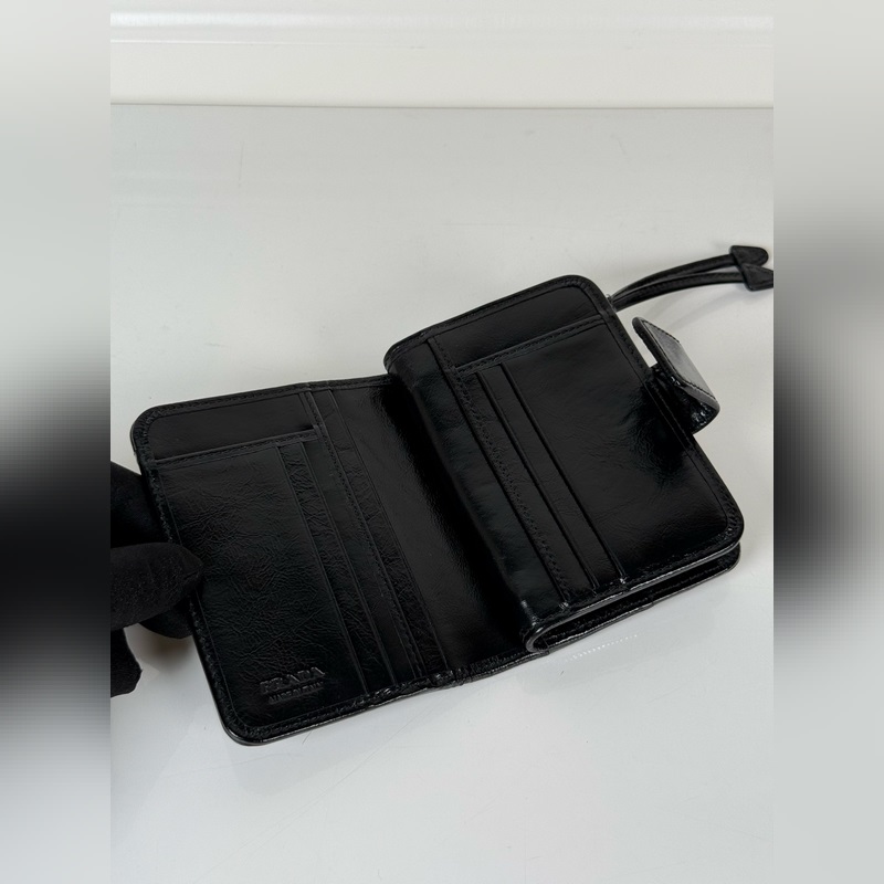 PRADA 普拉達 黑色油臘牛皮制作短夾，型號1ML018，按扣開合設計，內設9