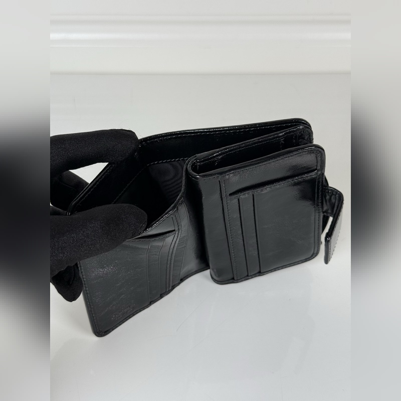 PRADA 普拉達 黑色油臘牛皮制作短夾，型號1ML018，按扣開合設計，內設9