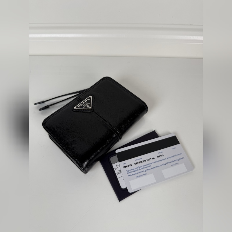 PRADA 普拉達 黑色油臘牛皮制作短夾，型號1ML018，按扣開合設計，內設9