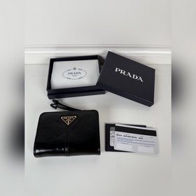 PRADA 普拉達(dá) 黑色油臘牛皮制作短夾，型號1ML018，按扣開合設(shè)計，內(nèi)設(shè)9