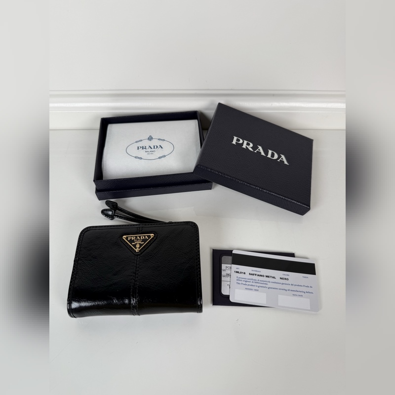PRADA 普拉達 黑色油臘牛皮制作短夾，型號1ML018，按扣開合設(shè)計，內(nèi)設(shè)9