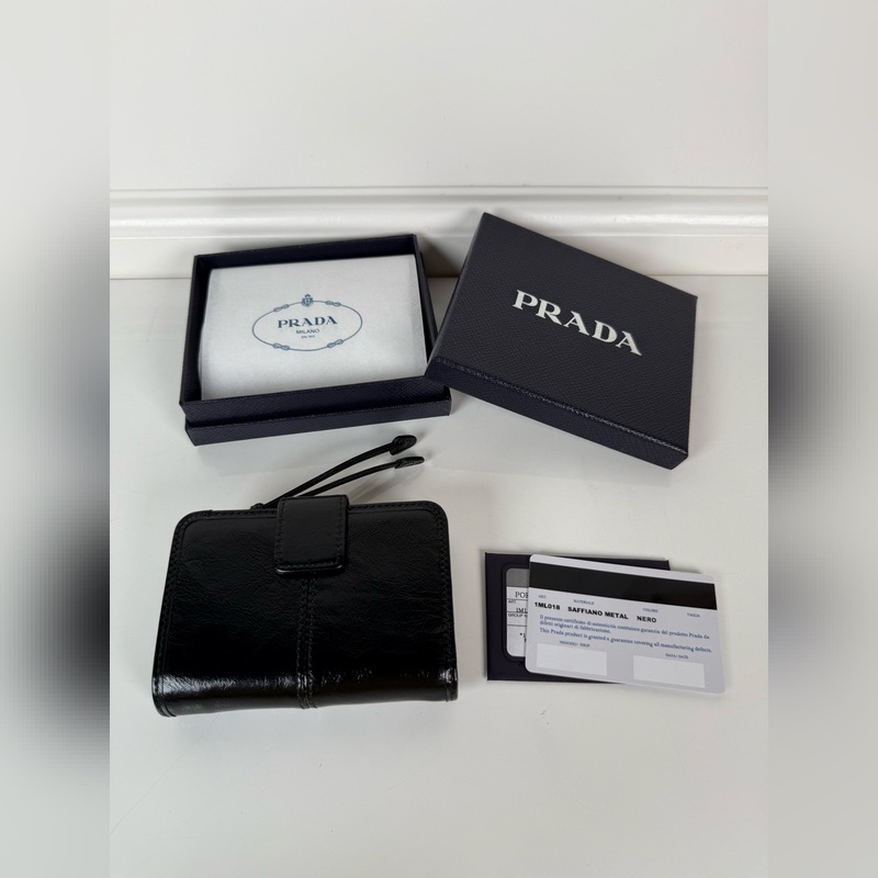 PRADA 普拉達 黑色油臘牛皮制作短夾，型號1ML018，按扣開合設(shè)計，內(nèi)設(shè)9