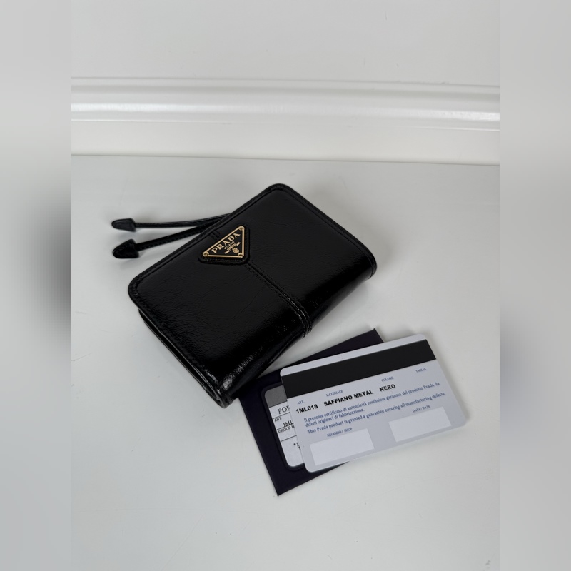 PRADA 普拉達 黑色油臘牛皮制作短夾，型號1ML018，按扣開合設(shè)計，內(nèi)設(shè)9