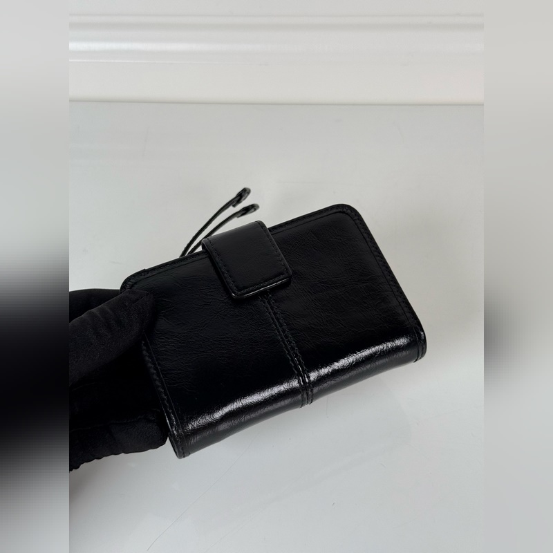 PRADA 普拉達 黑色油臘牛皮制作短夾，型號1ML018，按扣開合設(shè)計，內(nèi)設(shè)9