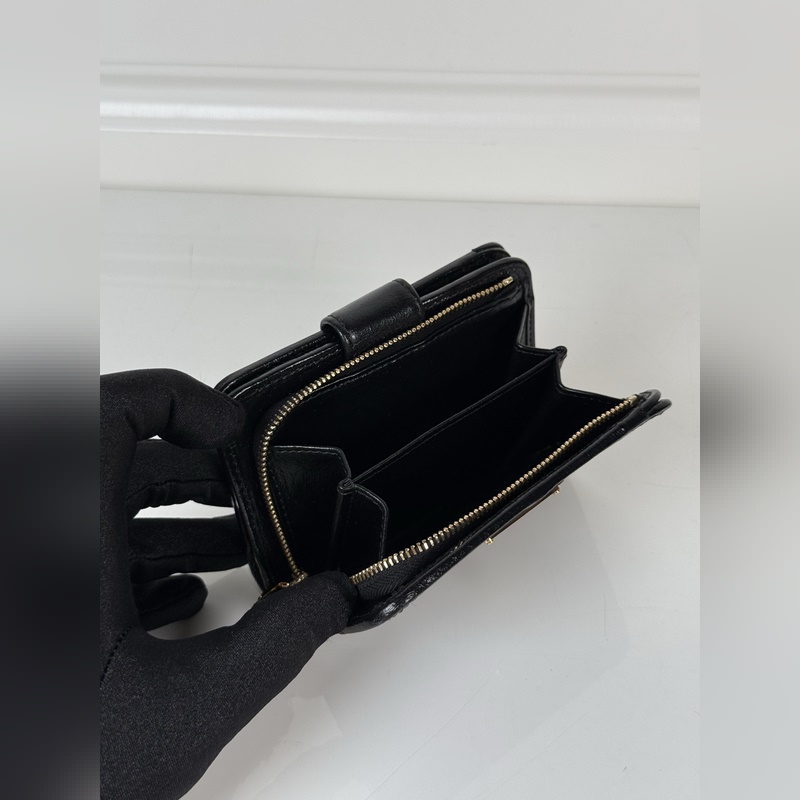 PRADA 普拉達 黑色油臘牛皮制作短夾，型號1ML018，按扣開合設(shè)計，內(nèi)設(shè)9