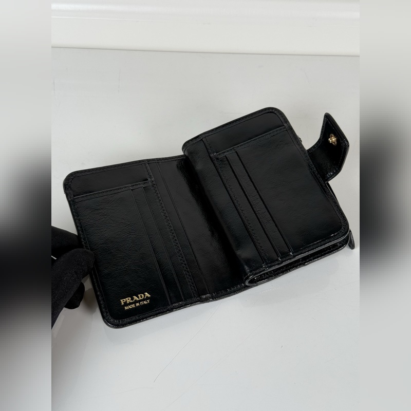 PRADA 普拉達 黑色油臘牛皮制作短夾，型號1ML018，按扣開合設(shè)計，內(nèi)設(shè)9