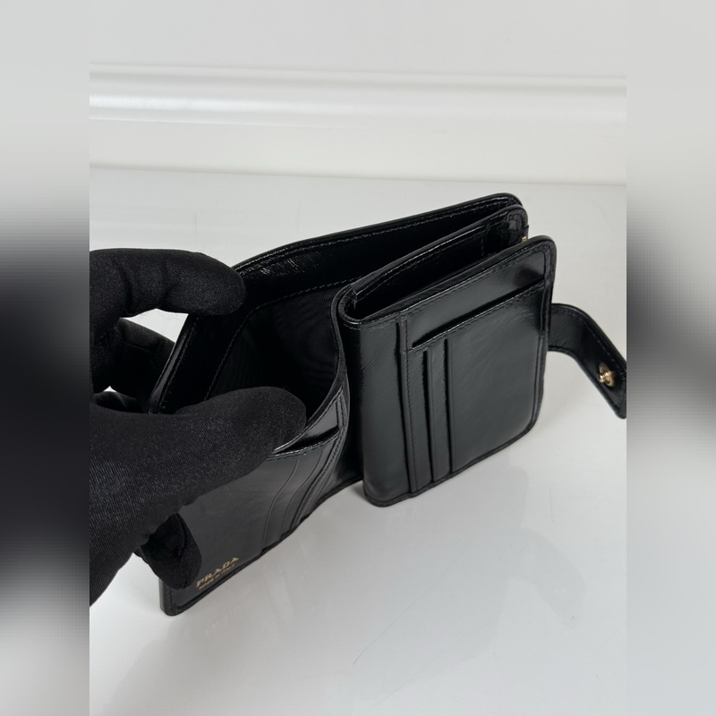 PRADA 普拉達 黑色油臘牛皮制作短夾，型號1ML018，按扣開合設(shè)計，內(nèi)設(shè)9