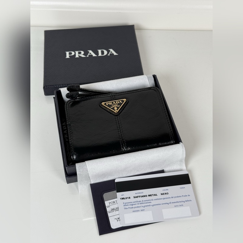 PRADA 普拉達 黑色油臘牛皮制作短夾，型號1ML018，按扣開合設(shè)計，內(nèi)設(shè)9