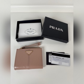 PRADA 普拉達(dá) 男女通用短款錢包，型號1ML050，粉色油臘皮牛皮制作，八卡