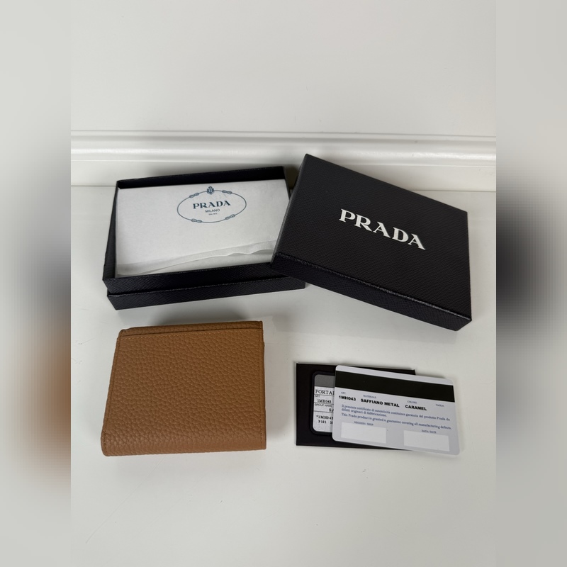 PRADA 普拉達 女士鹿皮短夾，原單品質，型號1MH043，四個卡位插口，一個