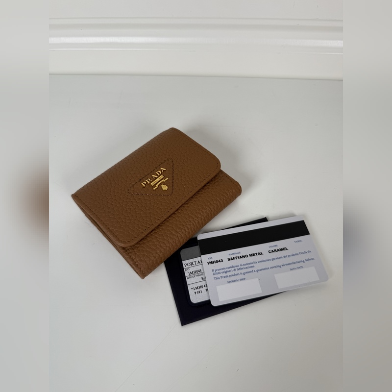PRADA 普拉達 女士鹿皮短夾，原單品質，型號1MH043，四個卡位插口，一個