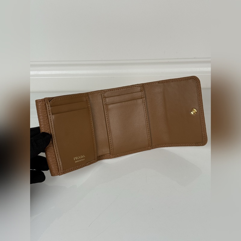 PRADA 普拉達 女士鹿皮短夾，原單品質，型號1MH043，四個卡位插口，一個