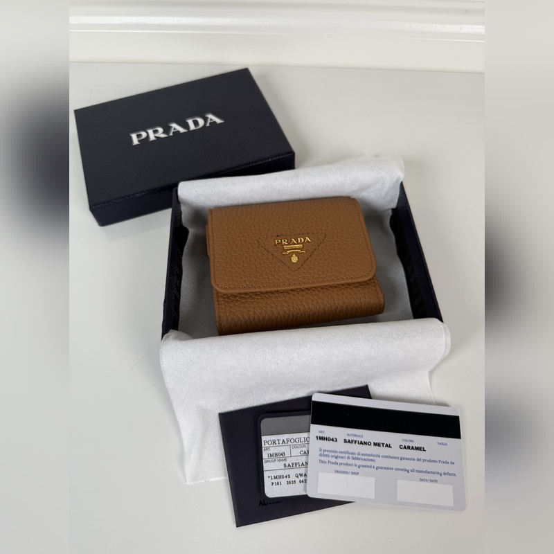 PRADA 普拉達 女士鹿皮短夾，原單品質，型號1MH043，四個卡位插口，一個