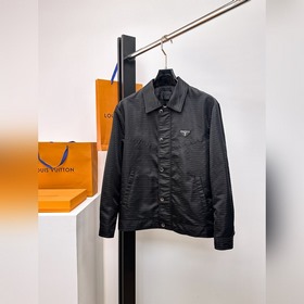 普拉達 2026早秋男士高端時裝款翻領戶外夾克外套，官方專櫃主推展示，香港洋行渠