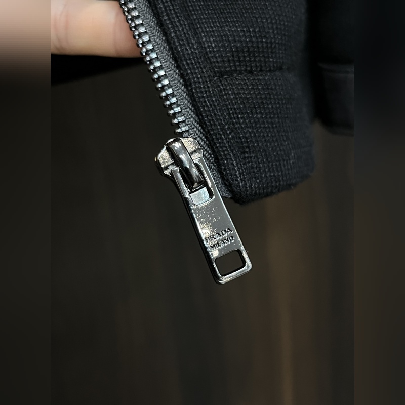 Prada 2026最新款時尚設計師款羽絨外套 普拉達連帽羊毛外套，羊毛拼接外套