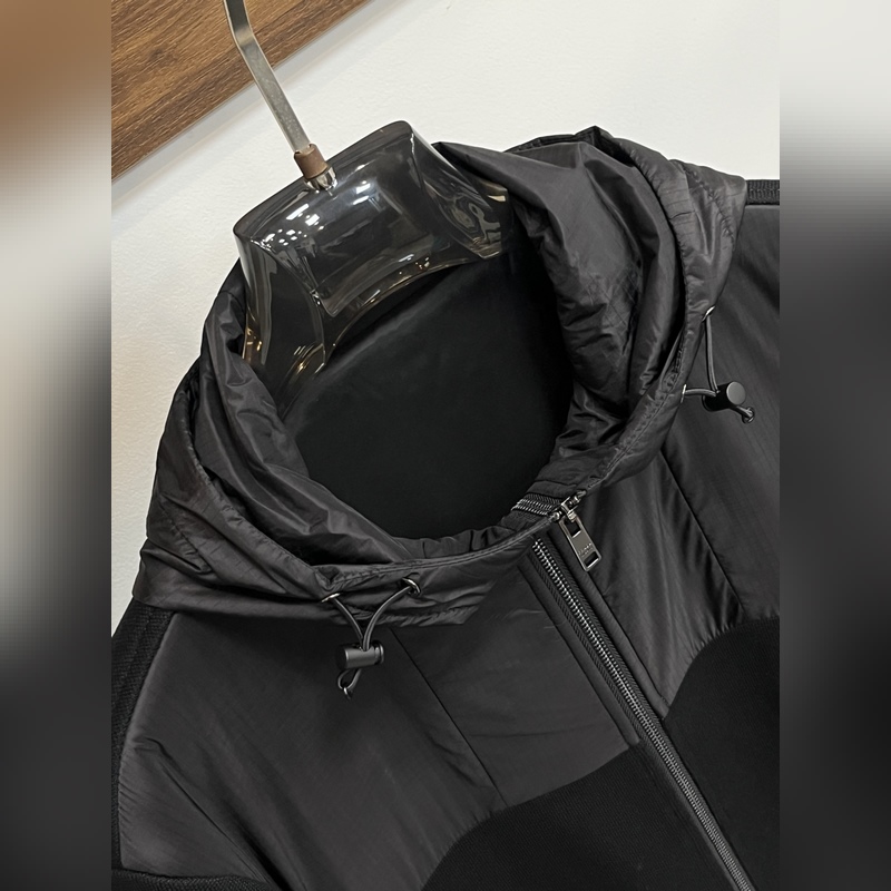 Prada 2026最新款時尚設(shè)計師款羽絨外套 普拉達(dá)連帽羊毛外套，羊毛拼接外套