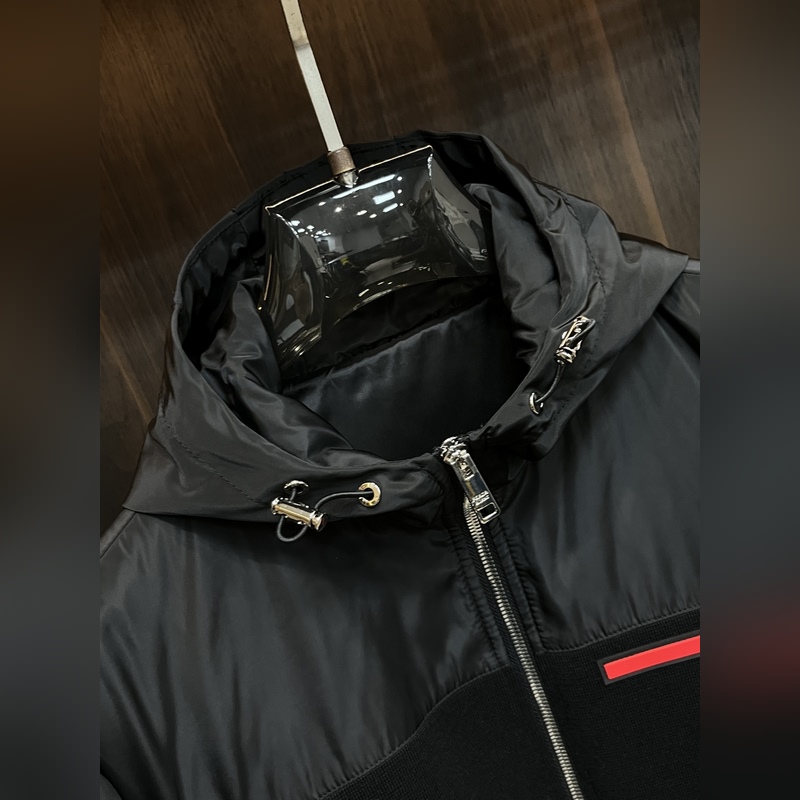 Prada 2026ss早秋新款發布 普拉達連帽夾克外套，拼接面料秋季爆款夾薄