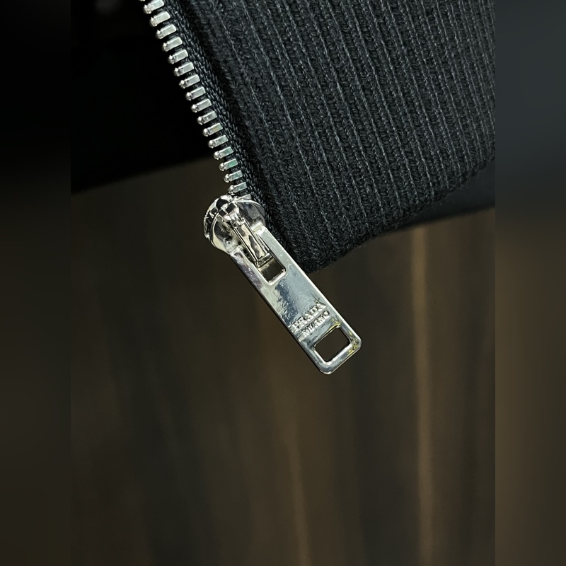 Prada 2026ss早秋新款發布 普拉達連帽夾克外套，拼接面料秋季爆款夾薄