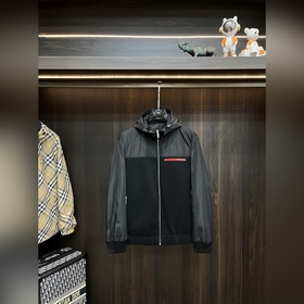 Prada 2026ss早秋新款發布 普拉達連帽夾克外套，拼接面料秋季爆款夾薄