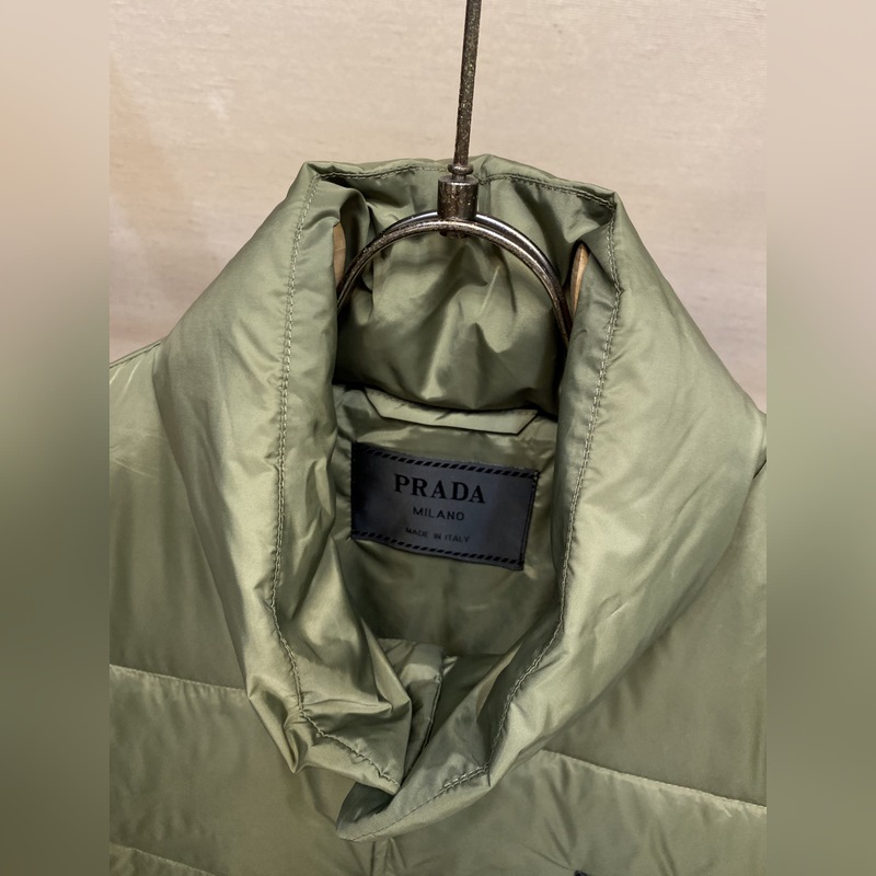 Prada，普拉達 25秋冬新款黑標倒三角標識羽絨背心馬甲 定制YB防風防水尼