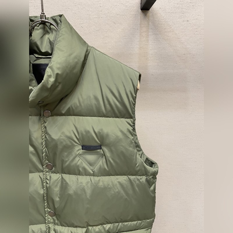 Prada，普拉達 25秋冬新款黑標倒三角標識羽絨背心馬甲 定制YB防風防水尼