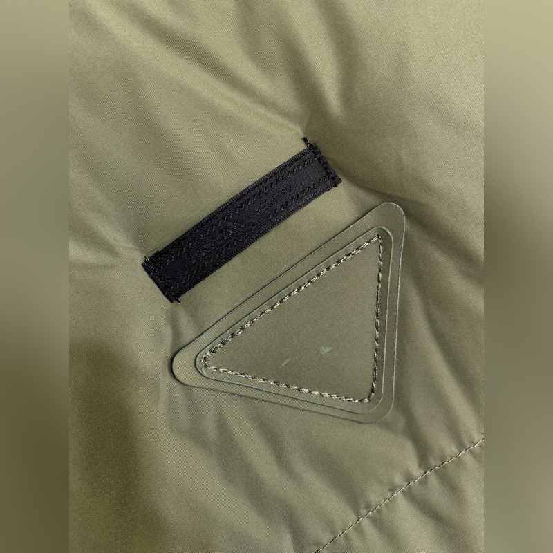 Prada，普拉達 25秋冬新款黑標倒三角標識羽絨背心馬甲 定制YB防風防水尼