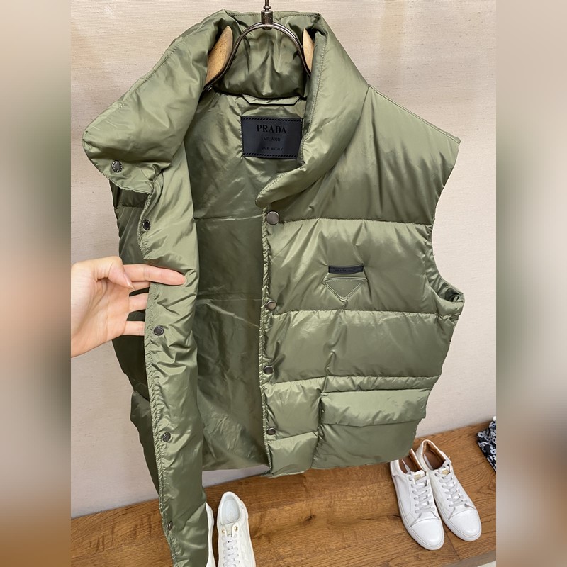 Prada，普拉達 25秋冬新款黑標倒三角標識羽絨背心馬甲 定制YB防風防水尼