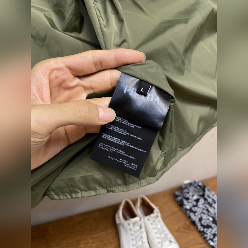 Prada，普拉達 25秋冬新款黑標倒三角標識羽絨背心馬甲 定制YB防風防水尼