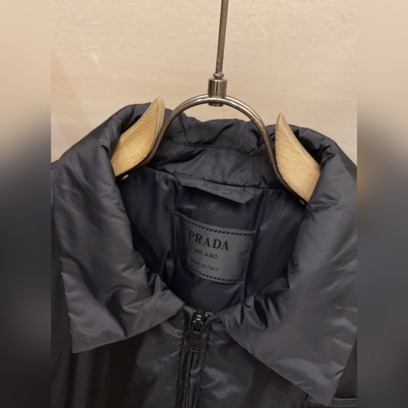 Prada、普拉達 極簡基礎三角標羽絨服外套 男女同款 冬裝新品，高端定制！輕熟