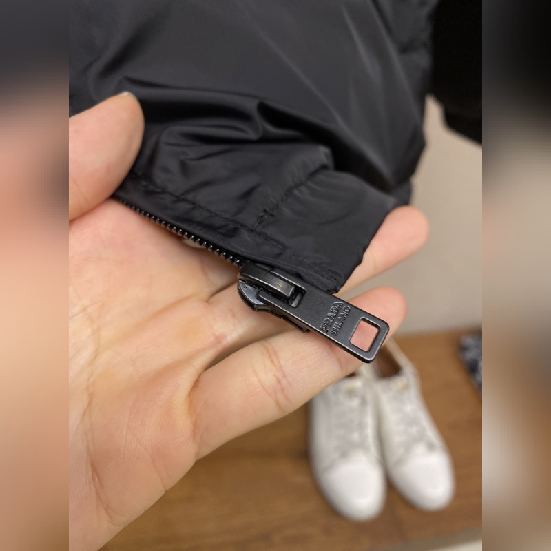 Prada、普拉達 極簡基礎三角標羽絨服外套 男女同款 冬裝新品，高端定制！輕熟