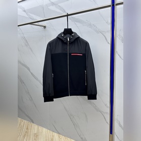 Prada普拉達 25FW最新時尚秋冬連帽針織夾克，經典設計感與顔值爆棚的外套，