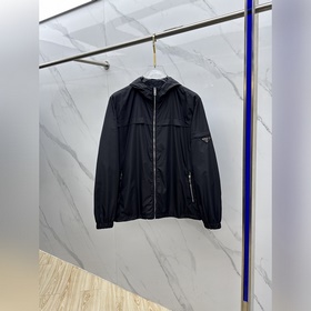 PRADA普拉達 26ss新款男裝連帽(不可拆)短夾克 具有輕盈、運動的設計，