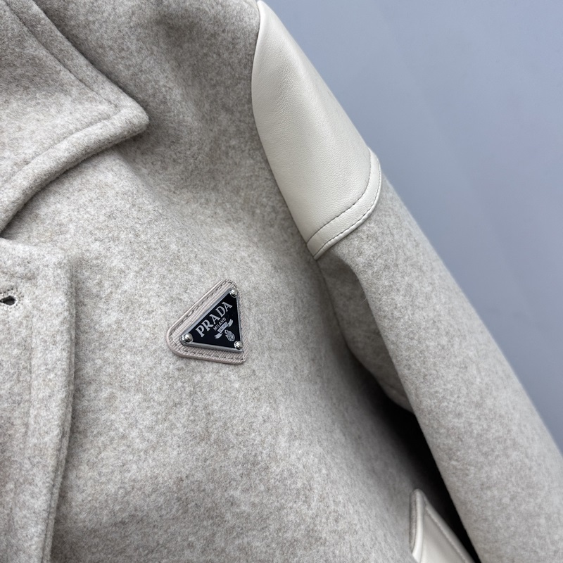 Prada普拉達 2026P家翻領(lǐng)款自帶複古時尚情懷的一款吸睛時尚單品時尚拼皮休