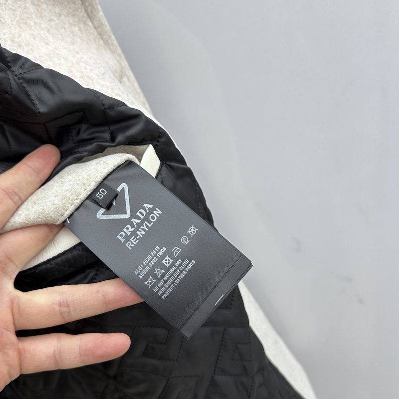 Prada普拉達 2026P家翻領(lǐng)款自帶複古時尚情懷的一款吸睛時尚單品時尚拼皮休