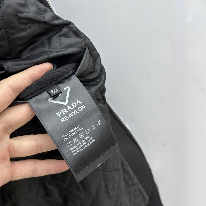 Prada普拉達(dá)、2026P家立領(lǐng)款自帶複古時(shí)尚情懷的一款吸睛時(shí)尚單品時(shí)尚拼皮休