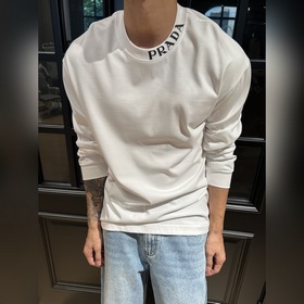 普拉達2026早秋新款領口字母膠印logo純棉寬松長袖T恤 選優質純棉材質，柔軟