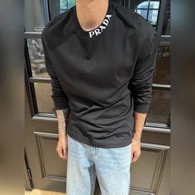 普拉達2026早秋新款領口字母膠印logo純棉寬松長袖T恤 選優質純棉材質，柔軟