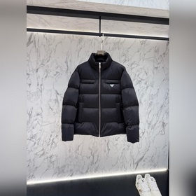 主推款 prada普拉達新款提花尼龍羽絨服金屬小標羽絨服。采用re-nylon再