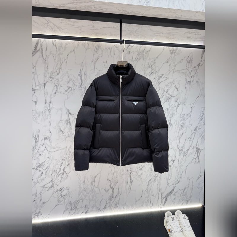 主推款 prada普拉達新款提花尼龍羽絨服金屬小標羽絨服。采用re-nylon再