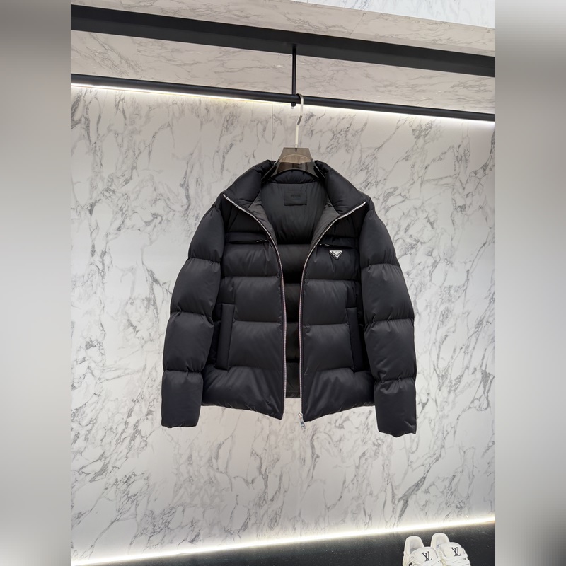 主推款 prada普拉達新款提花尼龍羽絨服金屬小標羽絨服。采用re-nylon再