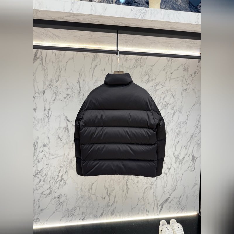 主推款 prada普拉達新款提花尼龍羽絨服金屬小標羽絨服。采用re-nylon再