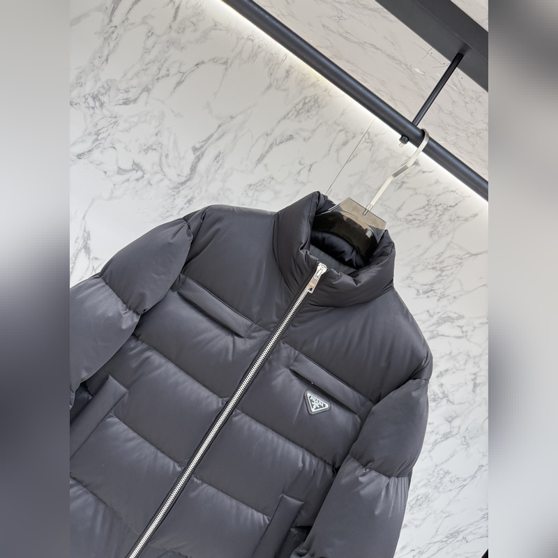 主推款 prada普拉達新款提花尼龍羽絨服金屬小標羽絨服。采用re-nylon再