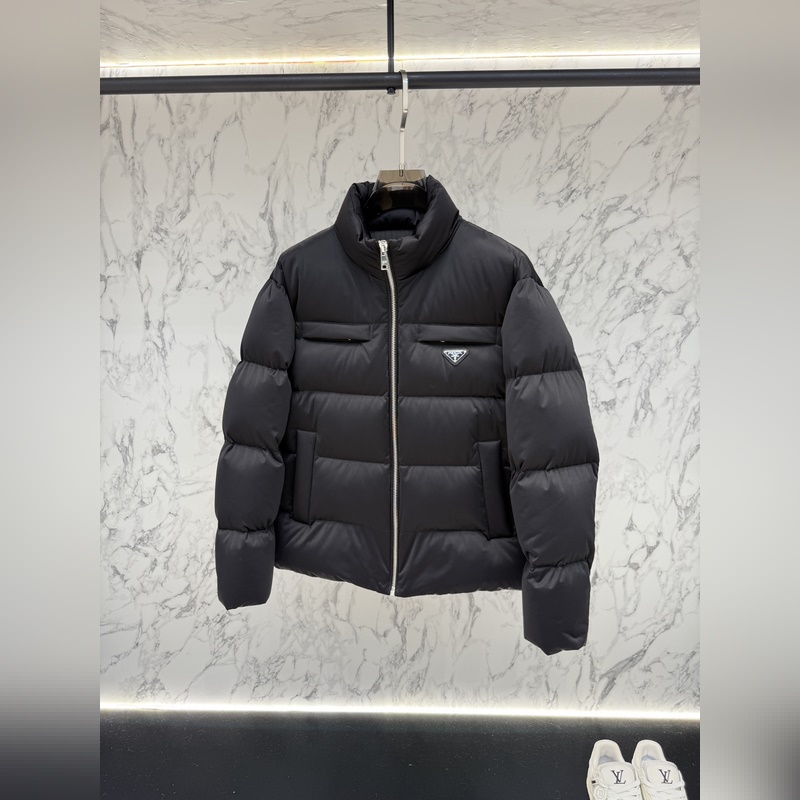 主推款 prada普拉達新款提花尼龍羽絨服金屬小標羽絨服。采用re-nylon再